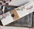 Elegante invitación floral con fajín en tela de saco y accesorio de madera en forma de hoja