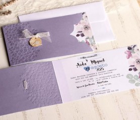 Elegante invitación floral en color lila con accesorio pajaritos