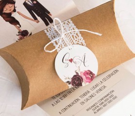 Estuche kraft de invitación de boda 2020 con etiqueta personalizada con las iniciales de los novios