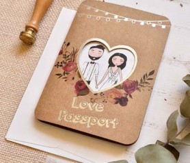 Invitación de boda 2020kraft con ventana corazón por donde asoman novios ilustrados