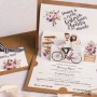 Invitación de boda novios en bicicleta