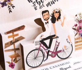Invitación de boda pop up novios en bicicleta