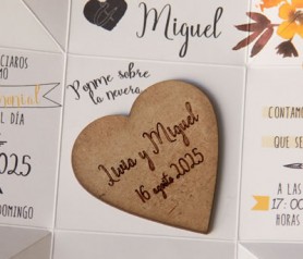 Original invitación de boda 2020 en caja con corazón de madera personalizado