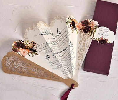 Original invitación de boda en forma de abanico troquelado presentado en caja
