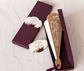 Original invitación de boda en forma de abanico troquelado presentado en caja con fajín personalizado