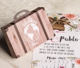 Original invitación en forma de maleta de madera