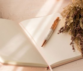 detalle del bolígrafo del conjunto de libreta con estuche como detalle para las invitadas