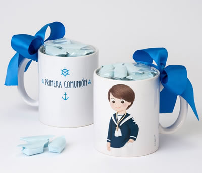 Taza comulgante marinero personalizada con caramelos como detalle para los invitados