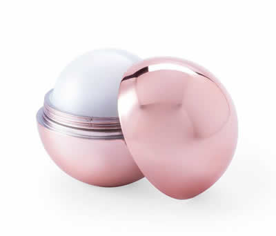 balsamo labial en forma de bola en color rosa metalizado como regalo de cosmética para tus invitadas