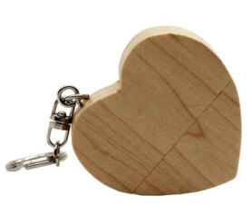 memoria usb madera en forma de corazón presentado en caja de madera como detalle de boda