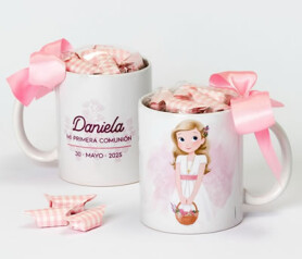 taza primera comunión niña rubia con cesto de flores personalizada con caramelos como detalle de comunión