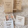 Juego de tres en raya de madera y base de soporte de móvil de bambú como detalles para los invitados de una comunión