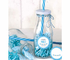 Botella de cristal con caramelos y etiqueta personalizada en color azul