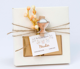 caja con napolitanas y pinza de comunión con etiqueta personalizada como detalles de comunión.fw
