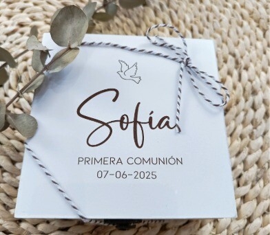 caja de madera personalizada con bolígrafo, vela y caramelos como detalle para los invitados de la comunión, boda o como regalo