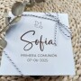 caja de madera personalizada con bolígrafo, vela y caramelos como detalle para los invitados de la comunión, boda o como regalo