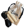 Comba de saltar en bolsa de algodón con cintas de terciopelo negras como detalle de comunión para las niñas invitadas.fw