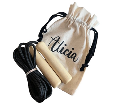 Comba de saltar en bolsa de algodón con cintas de terciopelo negras como detalle de comunión para las niñas invitadas.fw