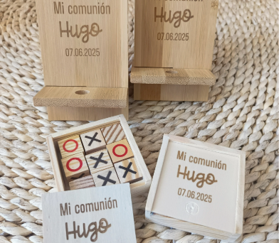 Conjunto de juego de tres en raya y soporte de bambú personalizado como detalle de boda, comunión, bautizo o cumpleaños