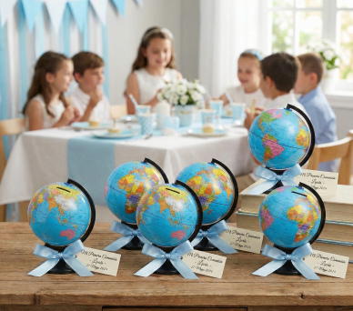 Huchas bolas del mundo decoradas en mesa de recuerdo