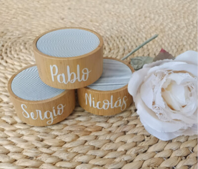 altavoz radio personalizado con el nombre de tus invitados como detalle de comunión, boda o cumpleaños