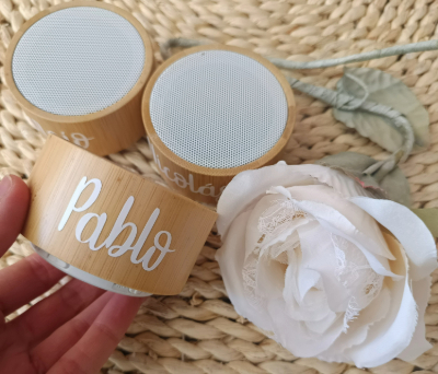 altavoz radio personalizado con nombre en color blanco como detalle para tus invitados a comunión, boda, cumpleaños o para regalar a amigos o familiares