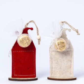 casita fieltro papá noel con 1 bombón como decoración de navidad