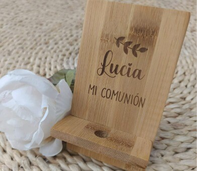 Soporte de madera bambú personalizado como detalle de comunión para los invitados