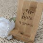 Soporte de madera bambú personalizado como detalle de comunión para los invitados