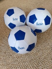 montaje pelotas de fútbol personalizadas con nombre de invitados