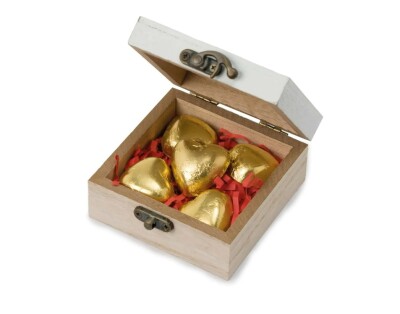 caja regalo san valentín abierta con bombones de corazones