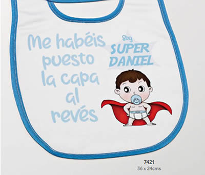 BABERO SUPER HÉROE RIBETE AZUL PERSONALIZADO NOMBRE. 36x24 cms. ADOP7421