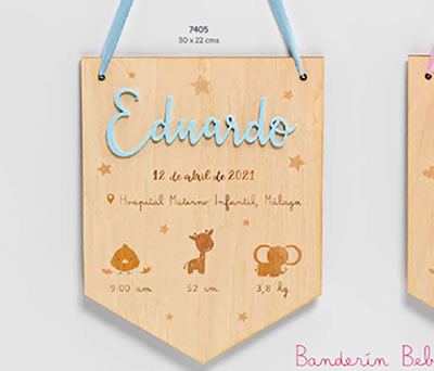 BANDERÍN MADERA NOMBRE METACRILATO CELESTE DATOS BEBÉ PERSONALIZADO. 30x22 cms. ADOP7405