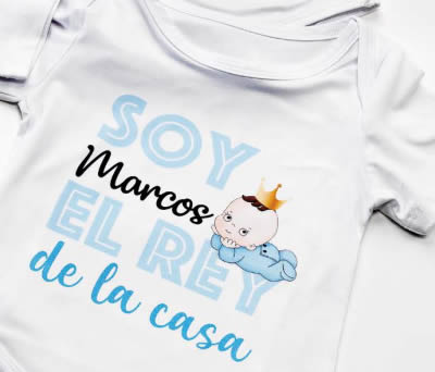 BODY BEBÉ "REY DE LA CASA" PERSONALIZADO NOMBRE. TALLA ÚNICA 0-6 MESES. ADOP7425