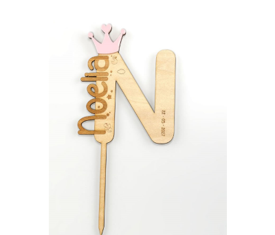 CAKE TOPPER INICIAL NOMBRE BEBÉ MADERA Y METAC. ROSA PERSONALIZADO. 27 x 13 cms. - ADOP7465