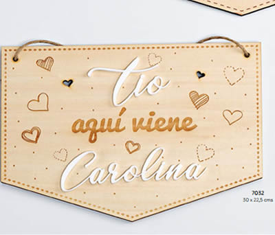 CARTEL MADERA "AQUÍ VIENE LA NOVIA" NOMBRES PERSONALIZADO. 30 x 22.5 cms. ADOP7032