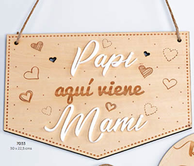 CARTEL MADERA "PAPI AQUÍ VIENE MAMI". 30 x 22.5 cms. ADOP7033