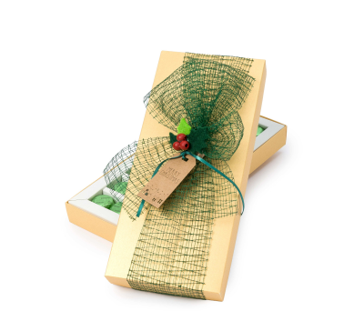 Caja dorada 21 bombones lazo verde y pinza acebo* - ANEB26