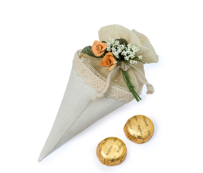 Cono-bolsa marfil decorado flores con 2 bombones - AAB13
