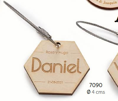 LLAVERO MADERA HEXÁGONO PERSONALIZADO NOMBRE INVITADO/A Y NOVIOS C/BOLSA. Ø 4 cms. (MÍNIMO 15 uds.). ADOP7090