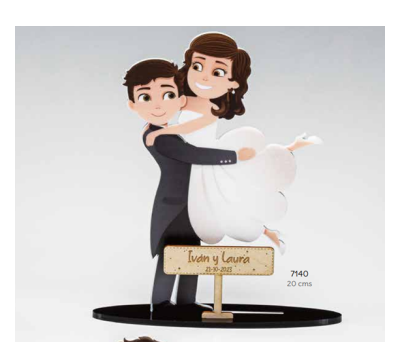 PAREJA DE NOVIOS SALTO DECO. PERSONALIZADA CON CARTEL DE MADERA. 20 cms. ADOP7140